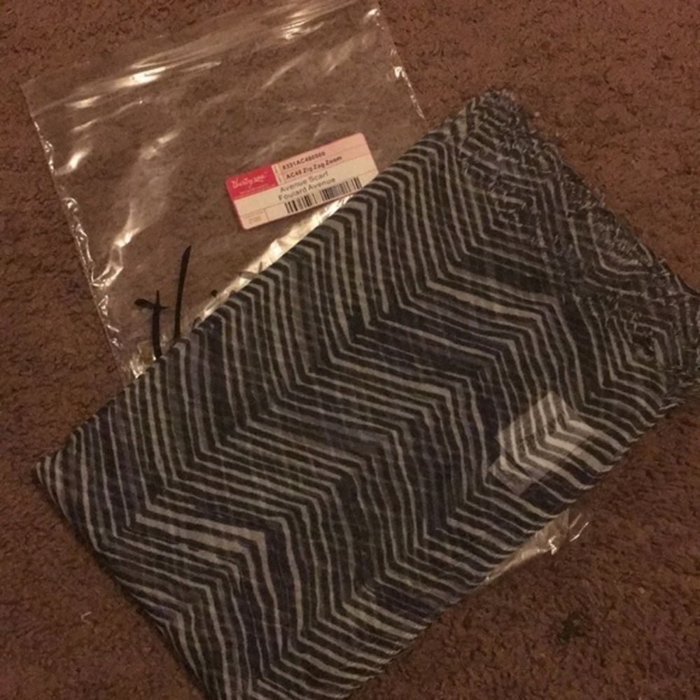 Thirty one zig zag zoom Avenue scarf new